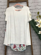 Load image into Gallery viewer, Casual beige and floral t-shirt
